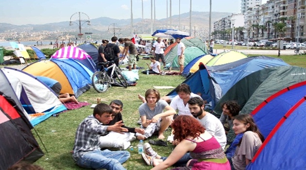 İzmir'de tansiyon düştü, eylemciler kurdukları çadırda kalıyor