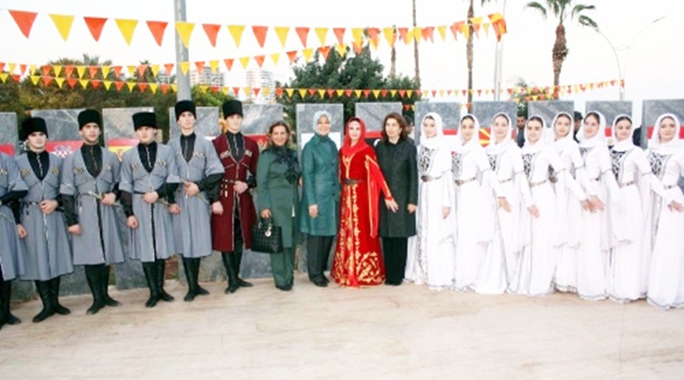 Hayrunnisa Gül'ü festival alanında şalvarlı kadınlar karşıladı