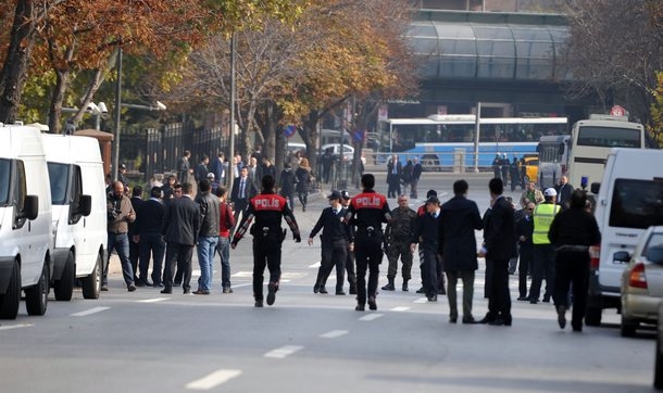 Başbakanlık'ta polise direnen şahıs silahla etkisiz hale getirildi