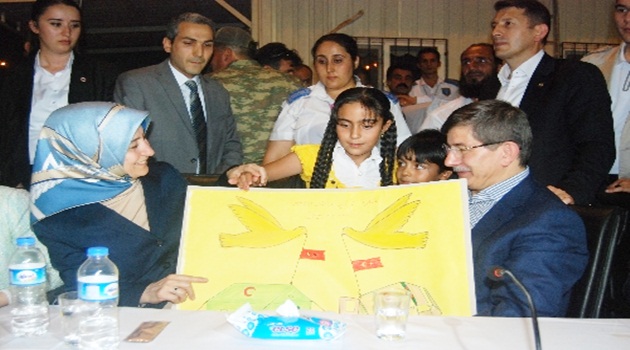 Davutoğlu ilk iftarı Suriyelilerle açtı: Siz bu coğrafyanın asli sahiplerisiniz