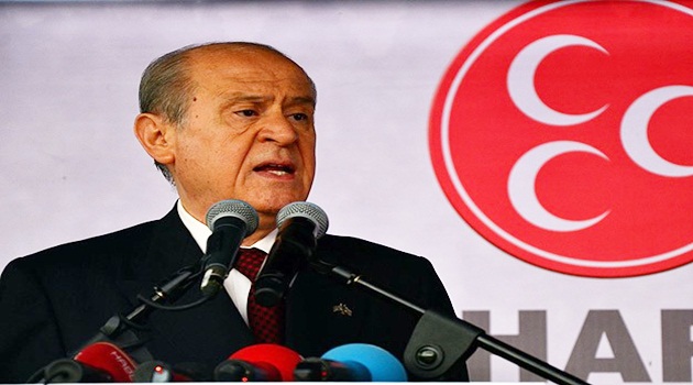 Bahçeli, AK Parti mitinginde açılan 'üç hilal'li bayrağa tepkili