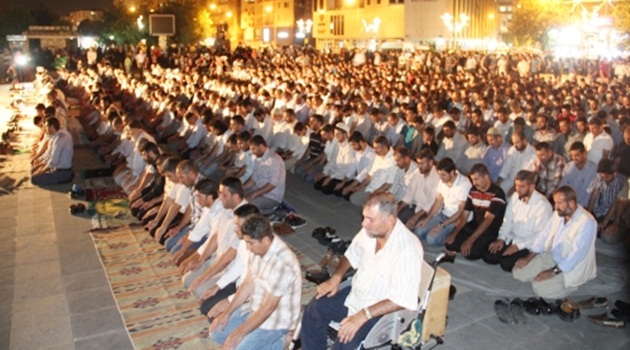 Diyarbakır'da binlerce kişi Mısır için Dağkapı Meydanı'nı doldurdu