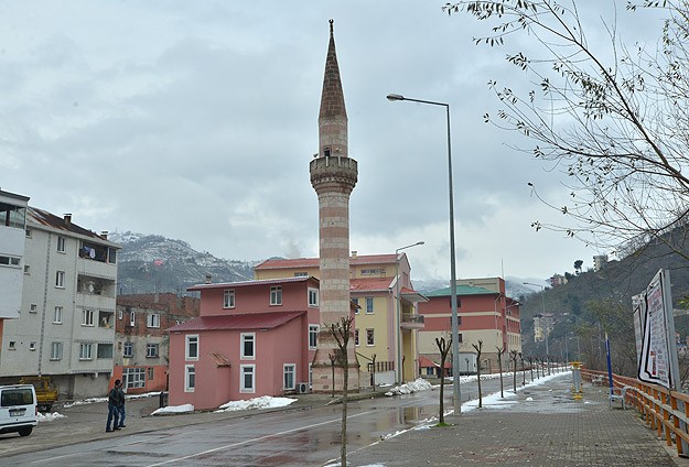 Kaldırımda bir minare