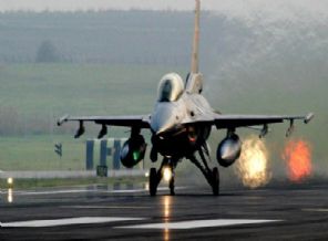 Diyarbakır'da F-16 savaş uçağı düştü