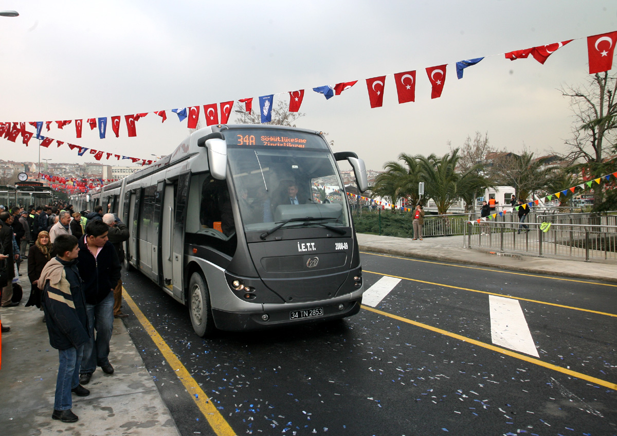 Metrobüs seferleri başladı