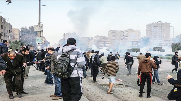 Mursi'nin yargılanması protesto ediliyor