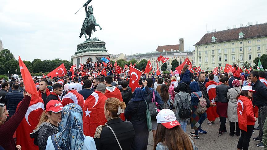 Avusturya'daki bayrak yasağına tepkiler büyüyor