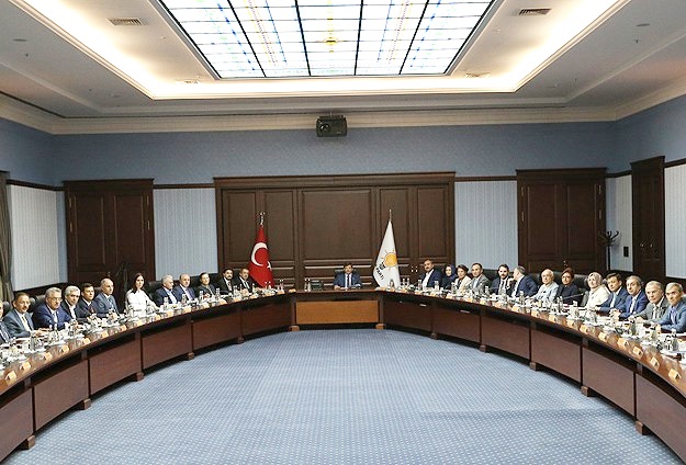 AK Parti MKYK'da çoğunluk hukukçuların