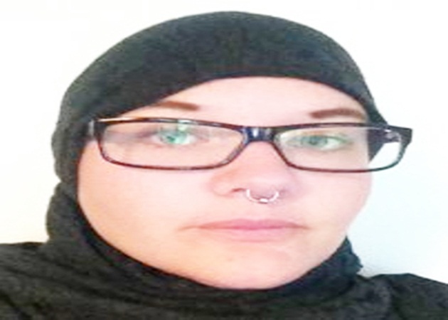 Başörtülü hamile kadına saldırıyı, çarşaf giyerek protesto etti