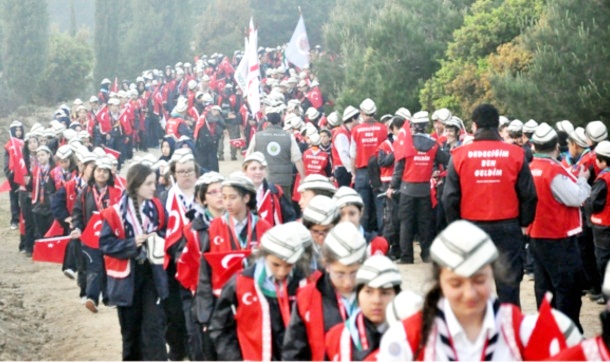 Çanakkale'de 20 bin izci dedelerinin izinde yürüdü
