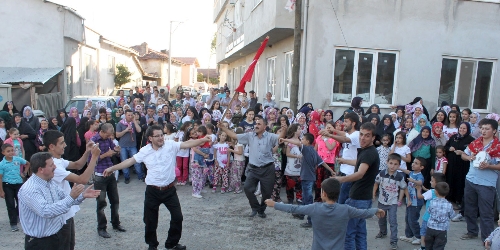 Maden ocağının kapatılmasını davul zunayla kutlayıp,