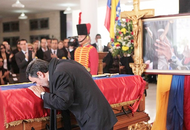 Ahmedinejad'tan Chavez'e veda öpücüğü