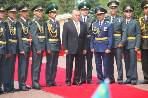 Nazarbayev, genç subaylara rütbelerini taktı