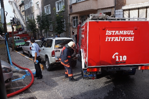 Beyoğlu'nun dar sokakları ve hatalı park edilen araçlar itfaiyeyi zorda bıraktı