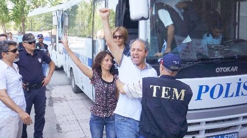 KCK soruşturmasında gözaltına alınan 35 KESK üyesi adliyede