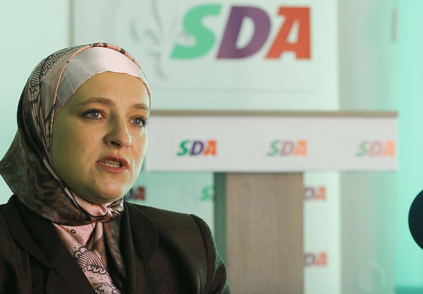 Avrupa'nın ilk başörtülü belediye başkanı