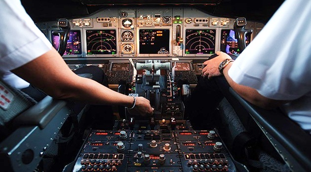 Türk pilot ve yardımcısı kaçırıldı