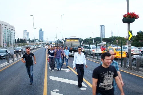 Metrobüs arıza yaptı, vatandaşlar uzun süre yürümek zorunda kaldı