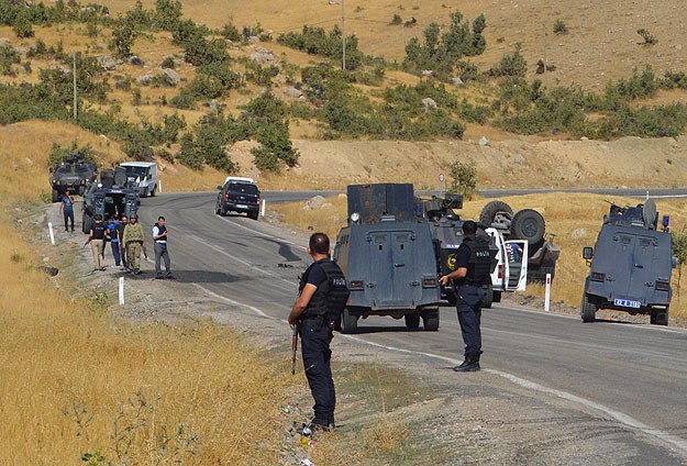Mardin'de polis aracına saldırı: 4 polis yaralı