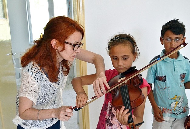 Fransız müzisyen köy çocuklarına keman öğretiyor