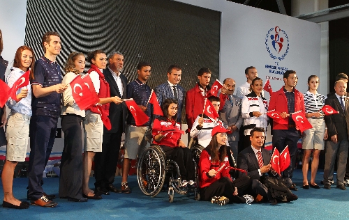 Olimpiyat sporcuları kürsüden önce podyuma çıktı