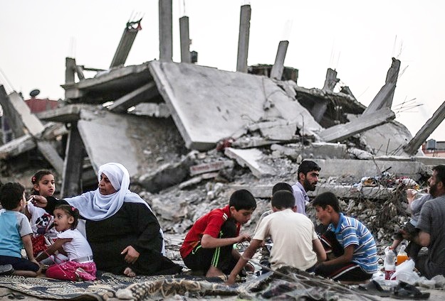 Gazze'de enkaz arasında iftar