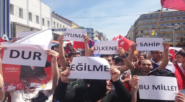 Viyana'da Başbakan Erdoğan'a destek yürüyüşü
