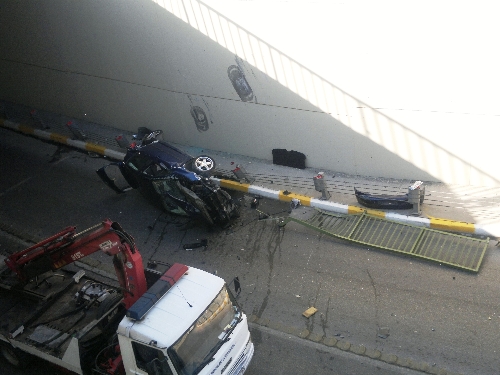 Otomobiliyle alt geçide uçtu