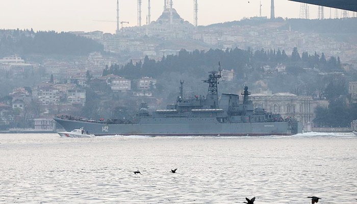 Rus askeri gemisi İstanbul Boğazı'ndan geçti