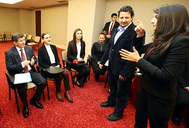 Başbakan Davutoğlu işaret dili dersine katıldı
