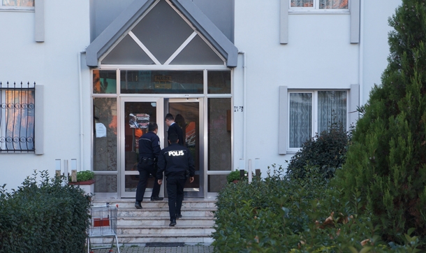 Karısı ve iki çocuğunu baltayla yaraladı