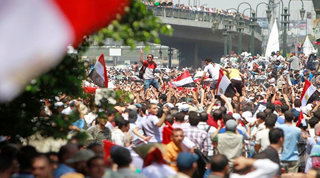 Mısır'da göstericiler Anayasa Mahkemesi'ne yürüyor