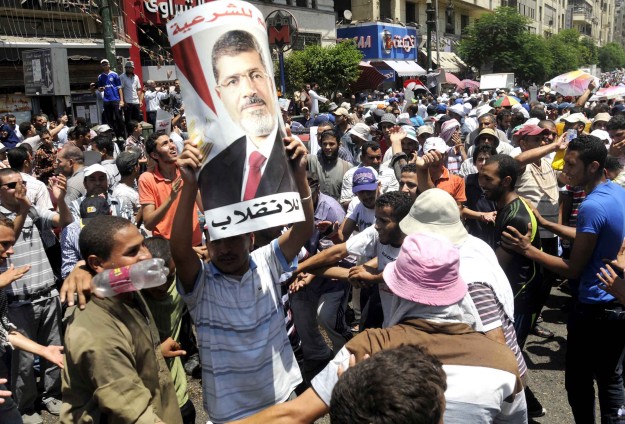 Protestocular Başsavcılık önünde gösteri yaptı