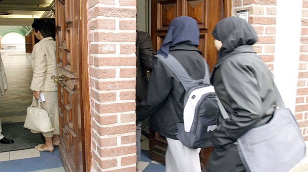 Fransa'nın çeyrek asırlık başörtüsü sorunu
