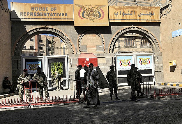 Husiler siyasete müdahale ediyor