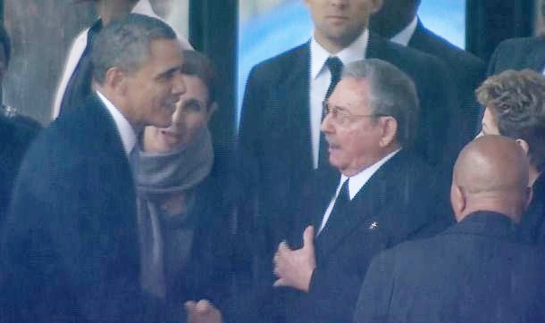 Obama, Küba lideriyle el sıkıştı