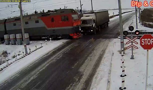 Kazakistan'da iki tren aynı anda TIR'a çarptı