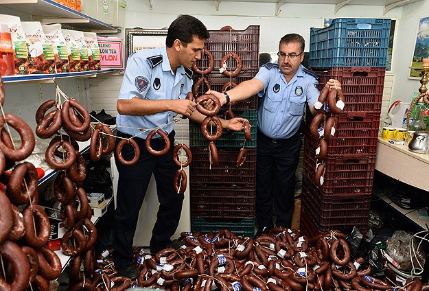Kokmuş 2 ton sucuğu vatandaşa yedireceklerdi