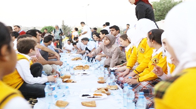 İşadamları, Suriyeli mültecilerle birlikte iftar yaptı
