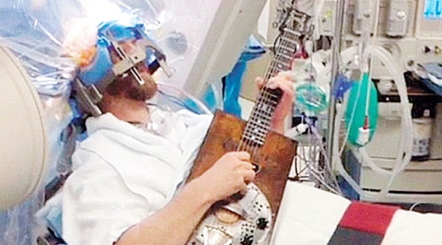 Gitar çalarak beyin ameliyatı oldu!