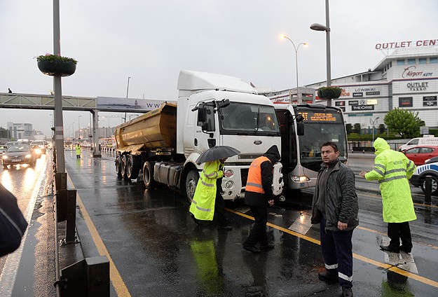Metrobüs yoluna giren tır trafiği kilitledi