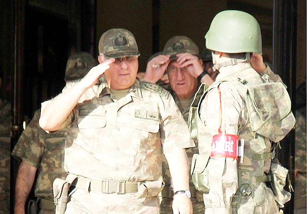 Sınır birliklerini denetliyor