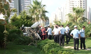 Lüks otomobille ölüme uçtular