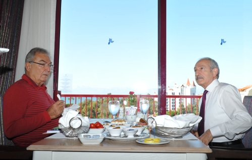Kılıçdaroğlu ile Baykal kahvaltıda biraraya geldi