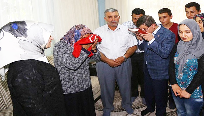 Başbakan Davutoğlu şehit ailelerini ziyaret etti