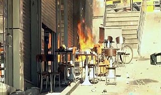 Halaskargazi'de iş yerleri ateşe verildi; sokaklar savaş alanına döndü