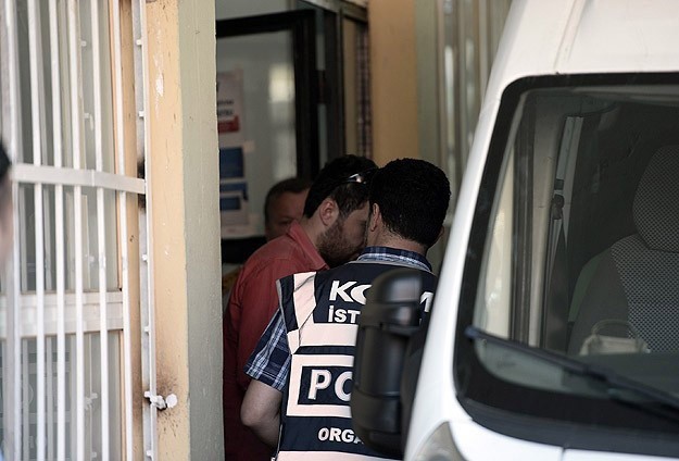 "Paralel yapı" soruşturmasında 2 polis teslim oldu
