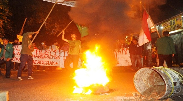 Endonezya'da indirimli benzine zam gösterileri dinmiyor