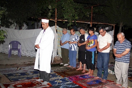 Camisi olmayan mahalle sakinleri teravihi sokakta kılıyor