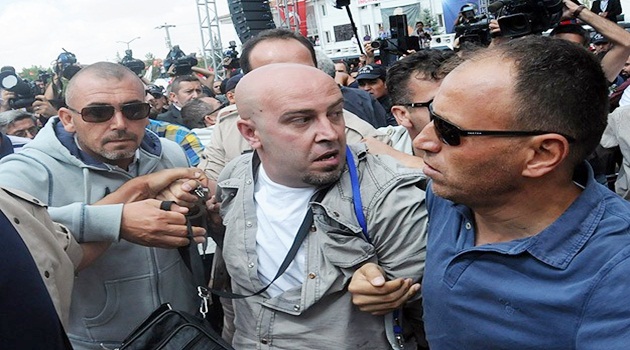 Bekir Bozdağ'a saldıran kişi serbest